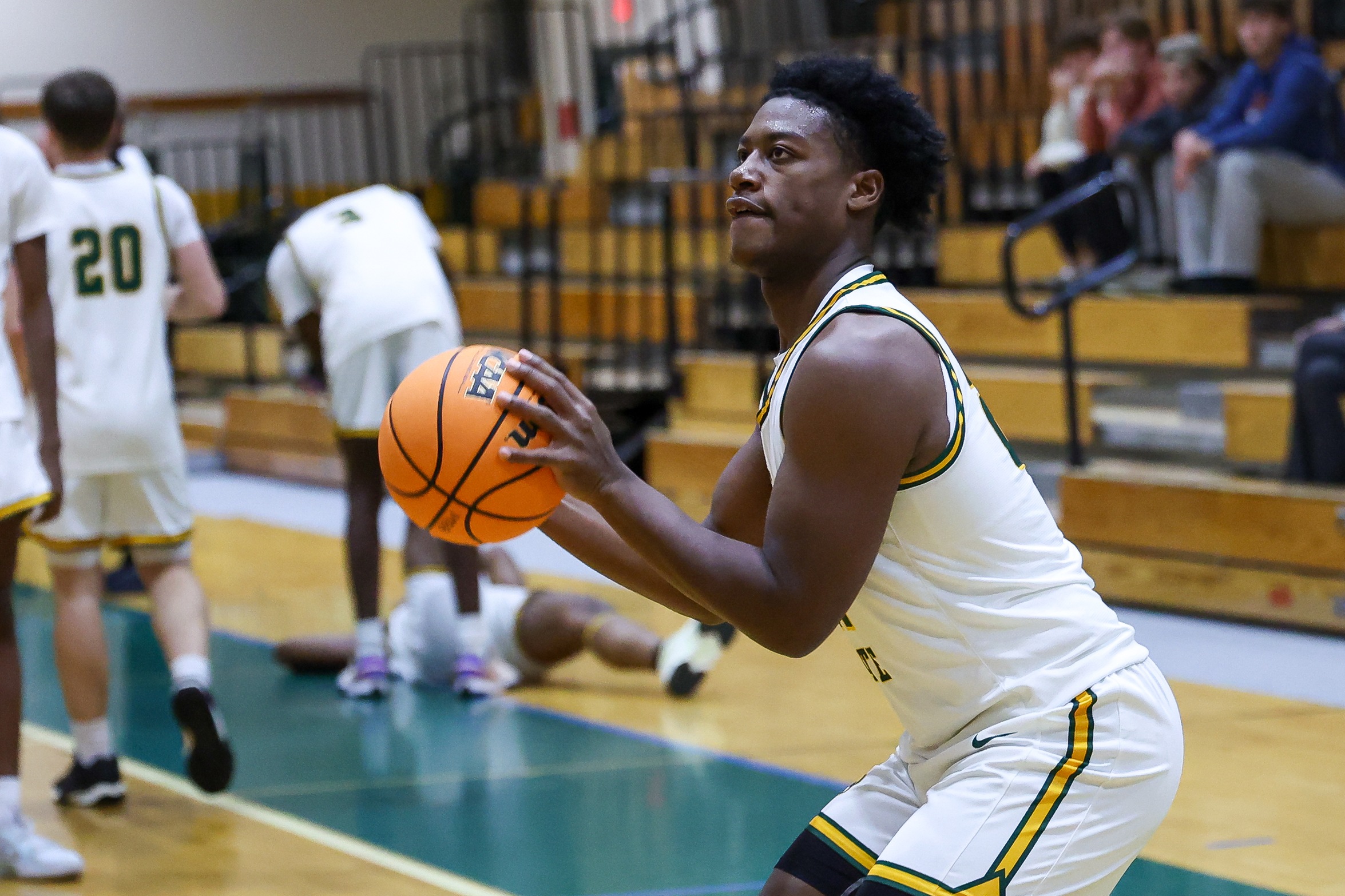 Jackson&rsquo;s 33 Points Lifts Men&rsquo;s Basketball Over Castleton in Overtime