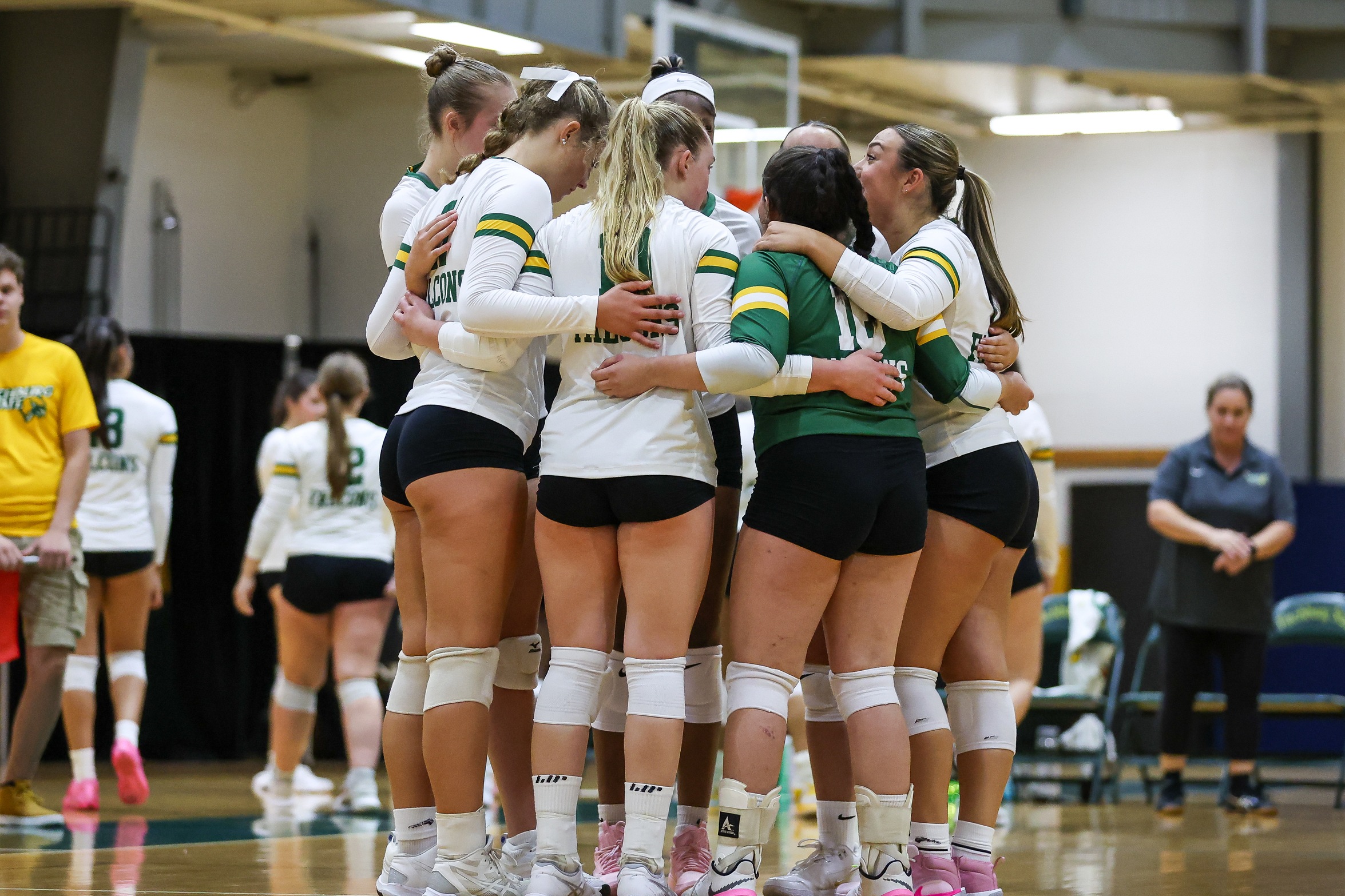 Volleyball Drops a Pair to Bay Path and Suffolk